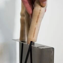 2 In 1 Kaminbesteckhalter Mit Holzkorb Aus Edelstahl -Das Warme Haus 40005778 kaminbesteck halterung mit holzkorb 03